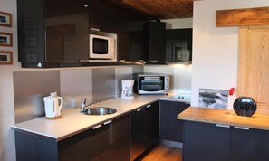 Microwave, oven, dishwasher, coffee/tea maker - Holiday Home in Slalom Near Ski Slopes (Les Belleville)