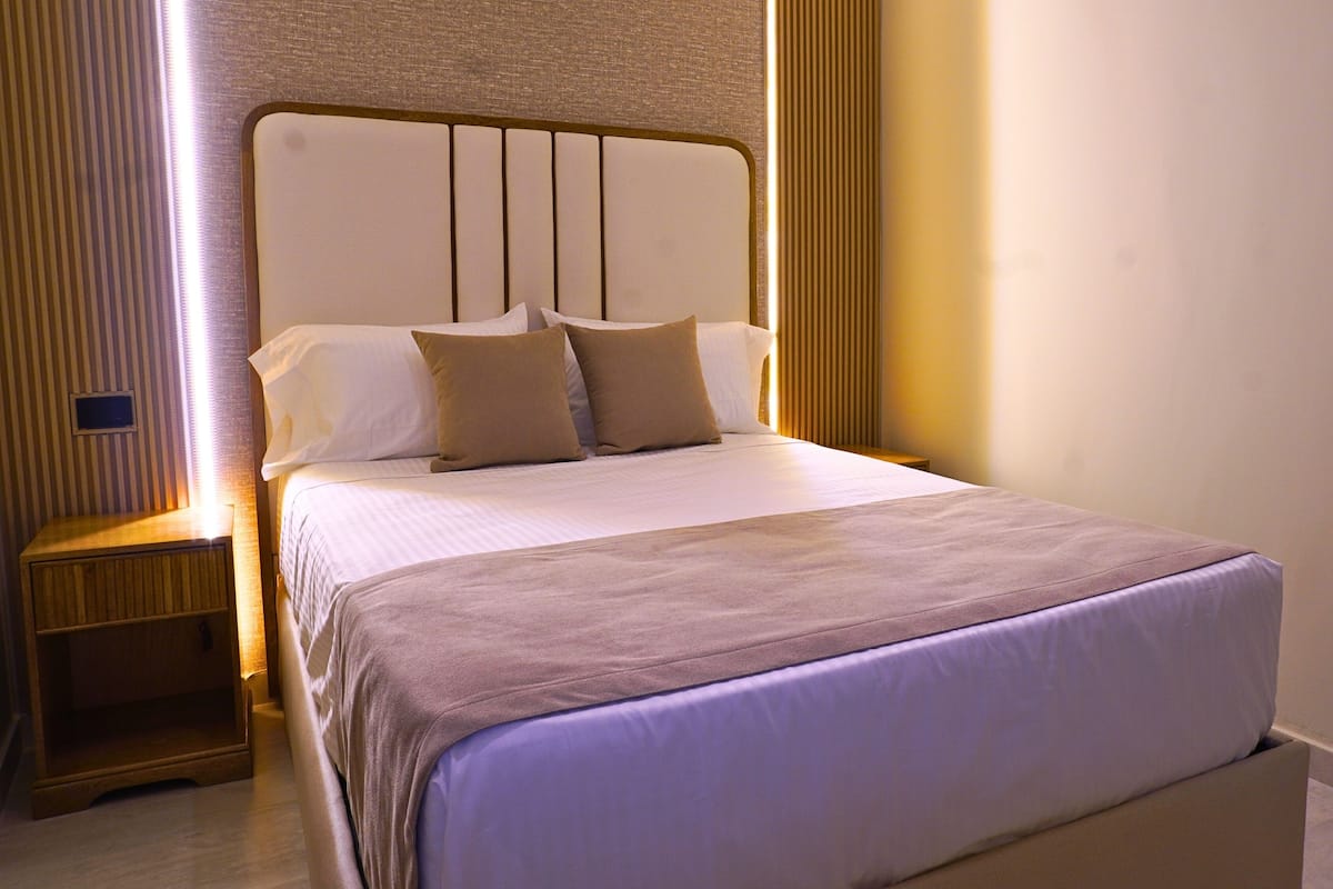 Deluxe Room | Desk, free WiFi