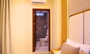 Deluxe Room | Bathroom