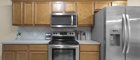 Frigorífico, microondas, horno y placa de cocina