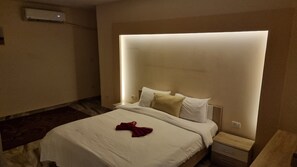 4 bedrooms, iron/ironing board, WiFi