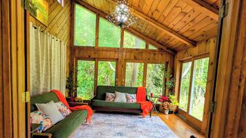 Een televisie en een open haard