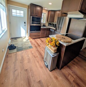 Microondas, horno, placa de cocina y lavavajillas