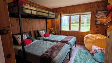 4 slaapkamers, een strijkplank/strijkijzer, wifi, beddengoed