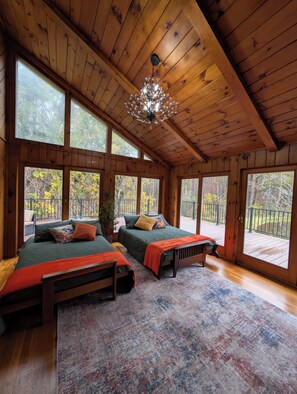 4 bedrooms, iron/ironing board, WiFi, bed sheets