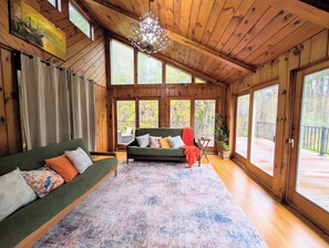 Una televisión, una chimenea