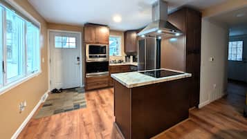 Coffee/tea maker, fridge, microwave, oven