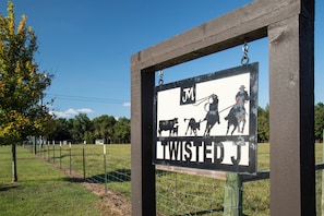 المنطقة المحيطة بالمنشأة