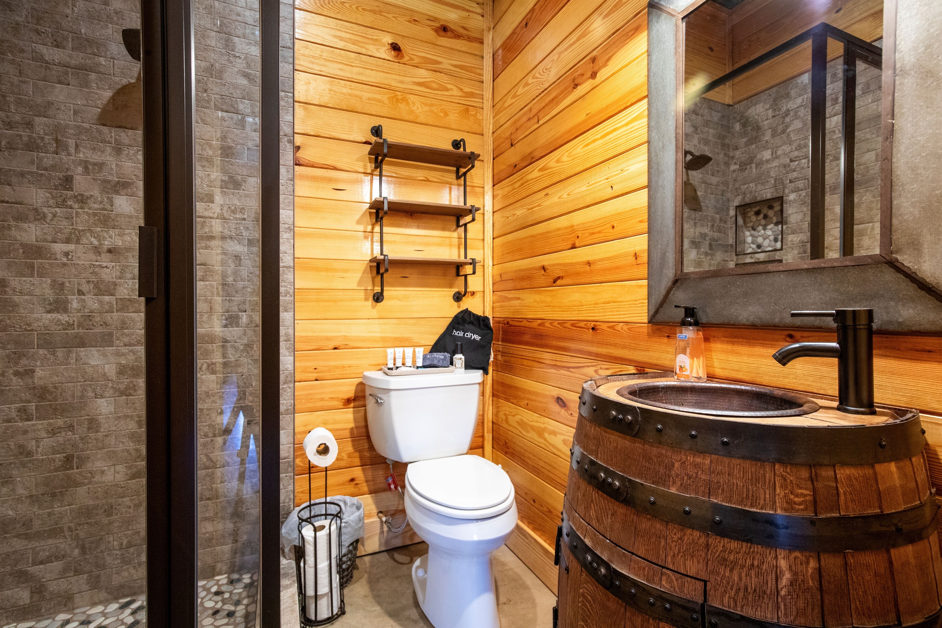 Chuveiro, secador de cabelo, toalhas de banho, sabonete