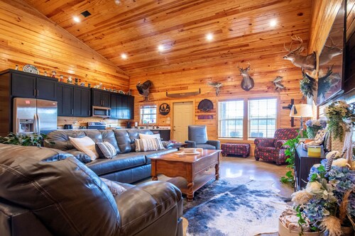 10 Miles from Oxford, MS/Ole Miss- Charming Twisted J Farmhouse 3 bed/3 Bath