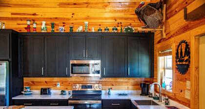 10 Miles from Oxford, MS/Ole Miss- Charming Twisted J Farmhouse 3 bed/3 Bath