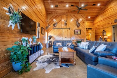 10 Miles from Oxford, MS/Ole Miss- Charming Twisted J Farmhouse 3 bed/3 Bath