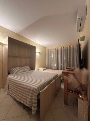 Tabla de planchar con plancha y ropa de cama