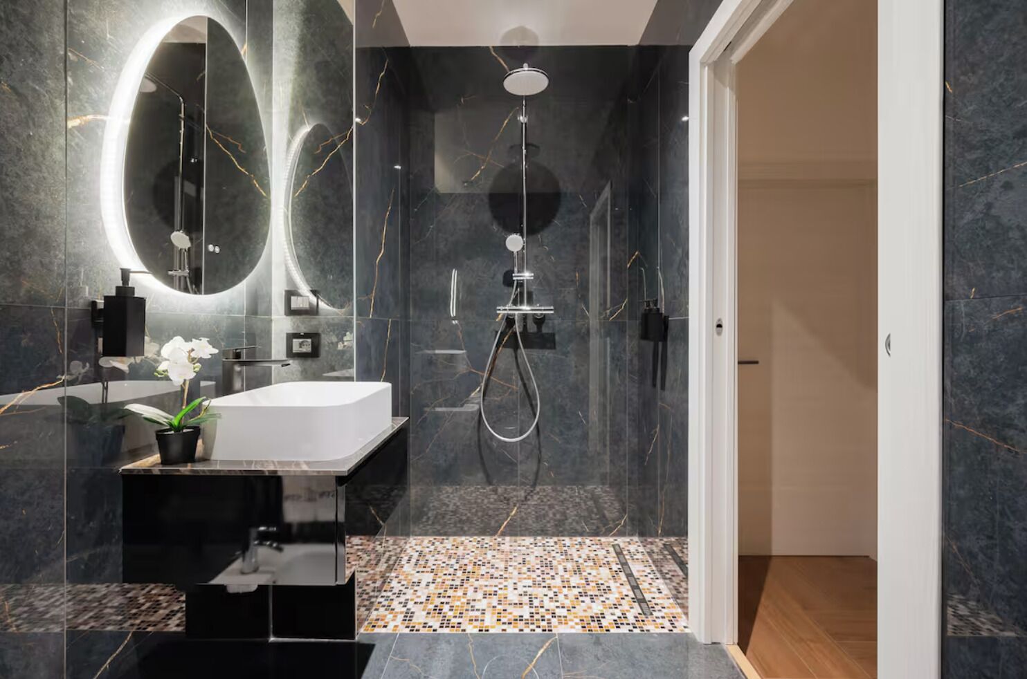 Appartement Supérieur, vue cour intérieure | Salle de bain