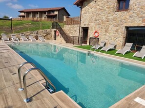 สระว่ายน้ำในร่ม, สระว่ายน้ำกลางแจ้ง, เก้าอี้อาบแดดริมสระ