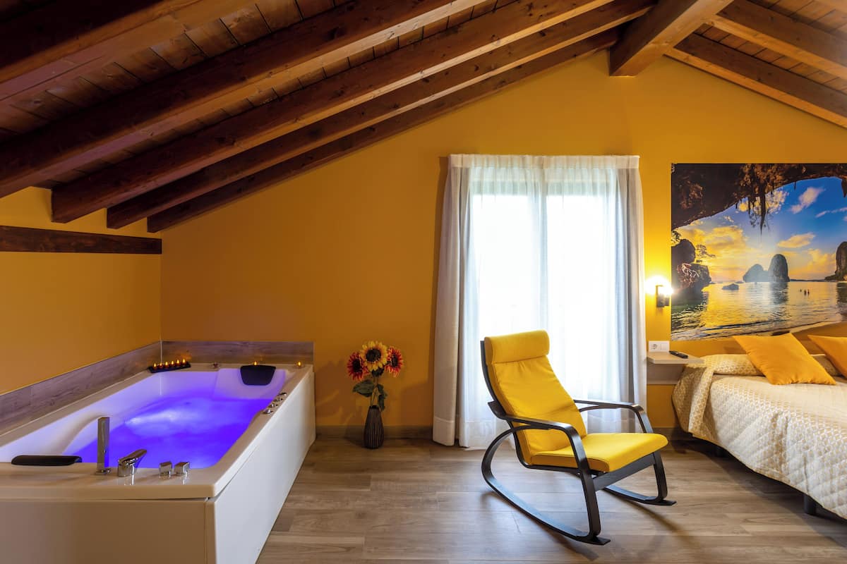 Deluxe Villa, Partial Sea View | Blackout curtains, free WiFi