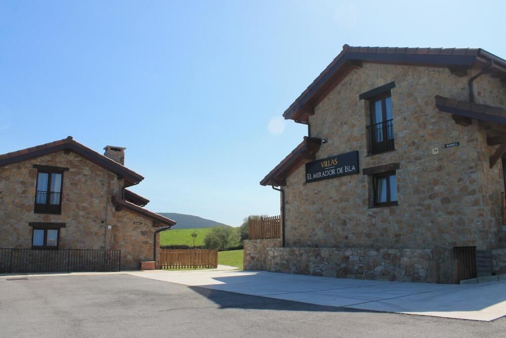 A stone building with a sign reading "VILLAS EL MIRADOR DE ISTA".
