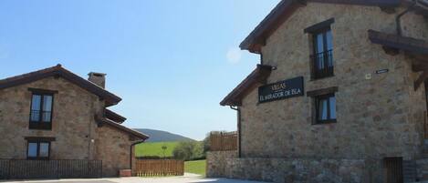 A stone building with a sign reading "VILLAS EL MIRADOR DE ISTA".