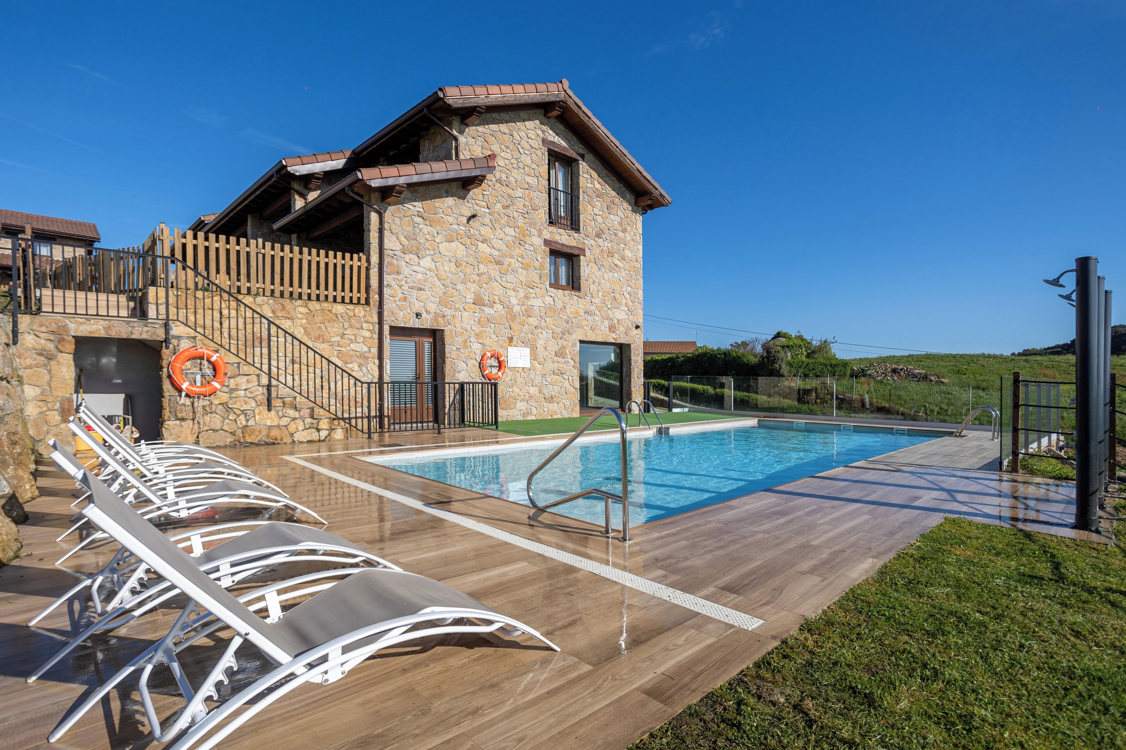 Alberca techada, alberca al aire libre y camastros