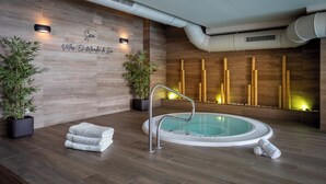 A spa area with a hot tub, wooden walls, and bamboo decor. - Villas Spa el Mirador de Isla (Isla)