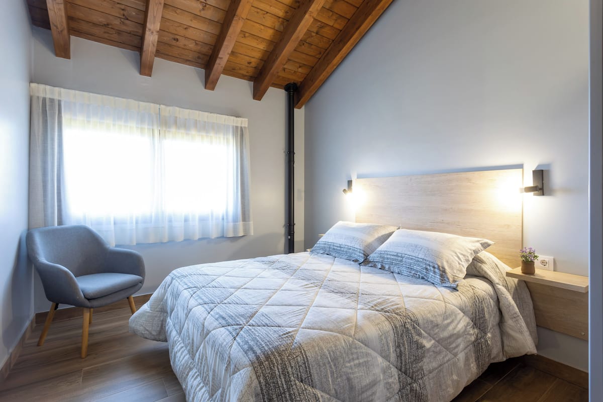 Senior Villa, Sea View | Blackout drapes, free WiFi