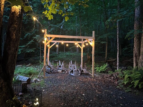 Cozy 2-bedroom cabin w/ AC in Bath across from a river in The White Mountains