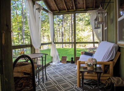 Cozy 2-bedroom cabin w/ AC in Bath across from a river in The White Mountains