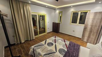 4 bedrooms, iron/ironing board, WiFi