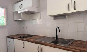 Refrigerador, microondas, tetera eléctrica y tostadora 