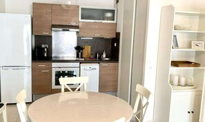 Réfrigérateur, micro-ondes, four, lave-vaisselle