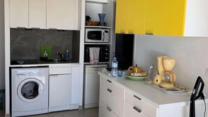 Coffee/tea maker, fridge, oven, dishwasher - Beautiful 1-bedroom Apartment With air Conditioning Near the sea in the Coudouliere Estate (Six-Fours-les-Plages)
