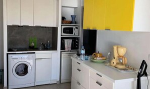 Kühlschrank, Ofen, Geschirrspüler, Wasserkocher mit Kaffee-/Teezubehör