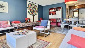 Living area - 2-room Apartment for 6 People in Tignes, Close to the Shops, Bowling Alley and the Slopes, Swimming Pool and ski Office (Tignes)