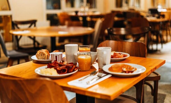 Dining - Connecting Studios for 6/8 People (Cauterets)