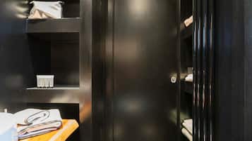 Appartement | Badkamer | Een haardroger