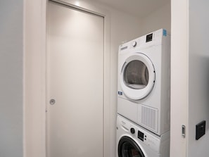 Huoneisto | Kylpyhuone | Hiustenkuivaaja, pyyhkeet, saippua, sampoo