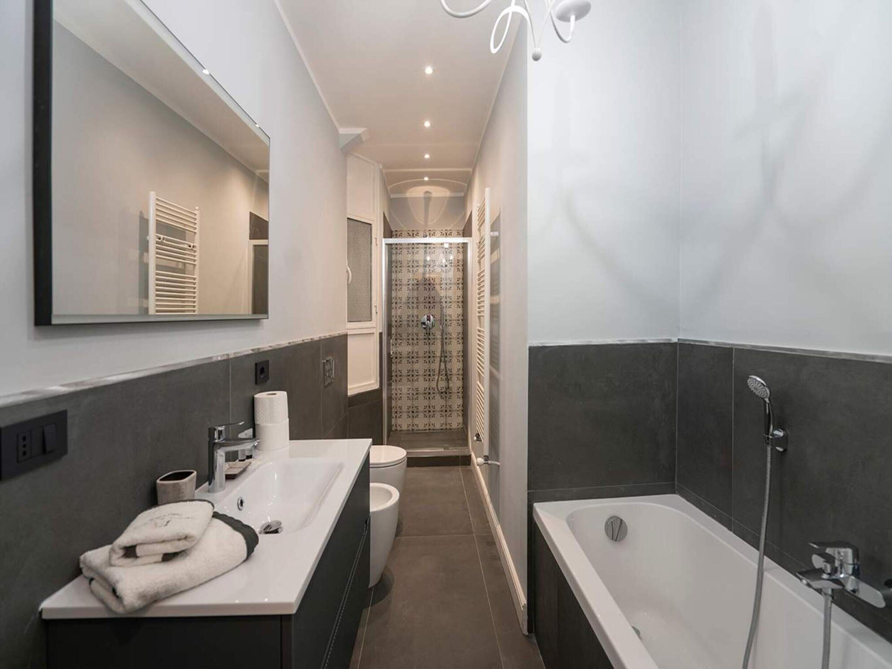 Appartamento | Bagno | Vasca, asciugacapelli, asciugamani, sapone