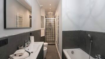 Apartamento | Banheiro | Banheira, secador de cabelo, toalhas de banho, sabonete