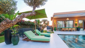 A poolside area with lounge chairs, a table, and a dining set. - Villa Jamila Marrakech - Authentic luxury and heated private pool. (Marrakech)