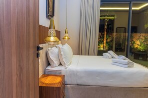 4 عدّة غرف نوم ومكواة/لوح كي وواي فاي وملاءات أسرّة