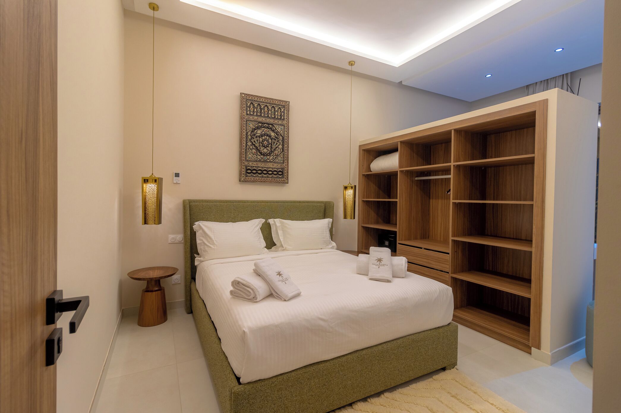 4 habitaciones, tabla de planchar con plancha, wifi y ropa de cama 