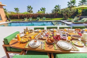 Outdoor dining - Villa Jamila Marrakech - Authentic luxury and heated private pool. (Marrakech)