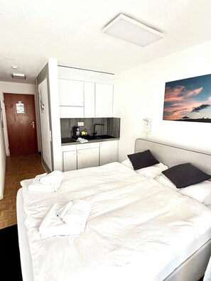 1 bedroom, desk, free WiFi, bed sheets