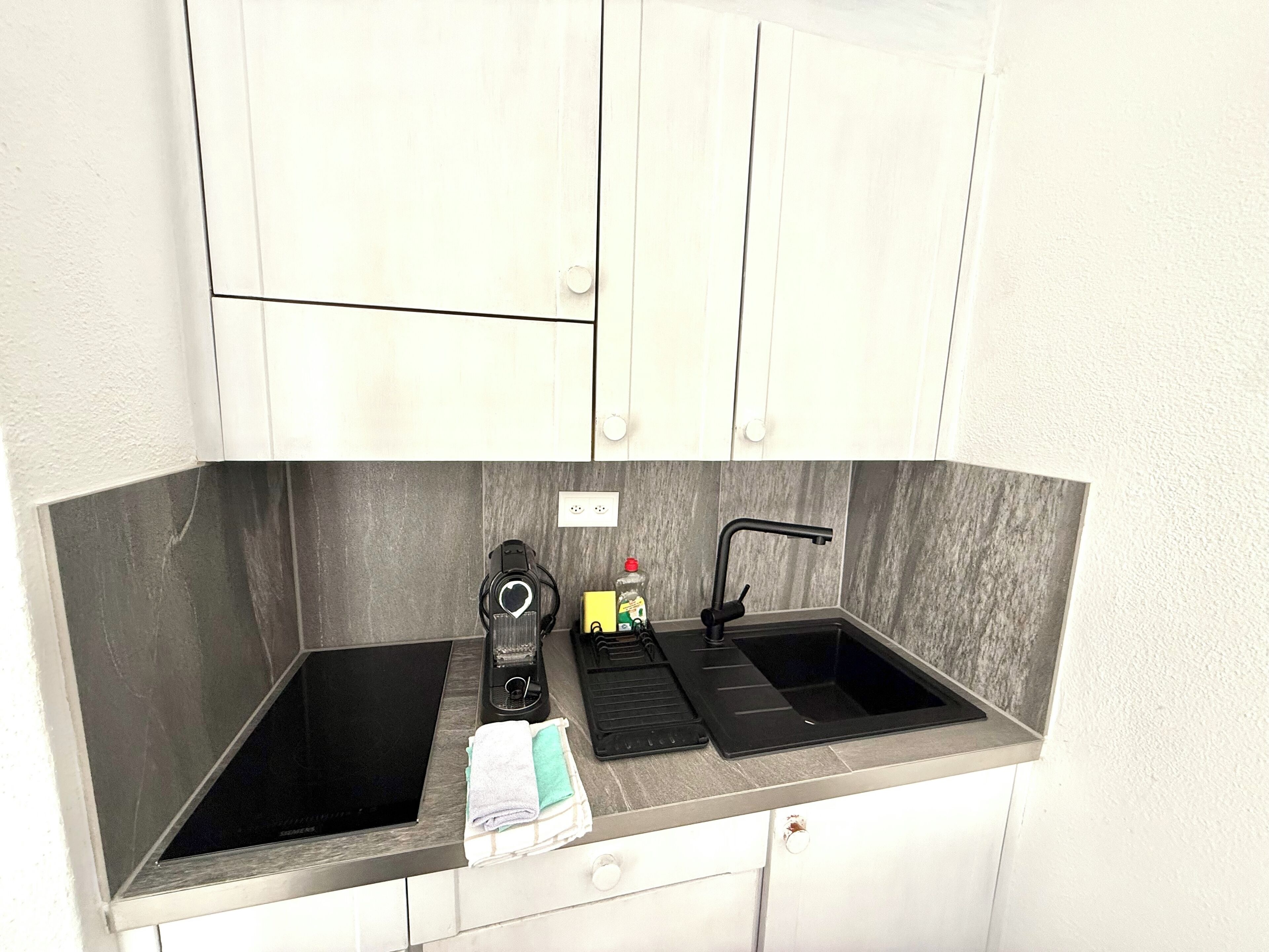 Een koelkast, een kookplaat, een koffiezetapparaat/waterkoker