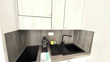 Fridge, stovetop, coffee/tea maker, electric kettle