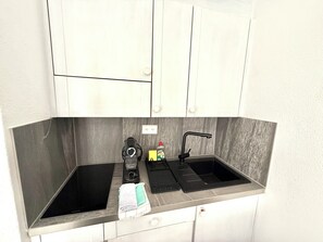 Fridge, stovetop, coffee/tea maker, electric kettle