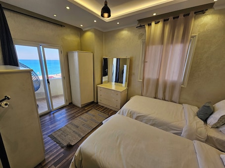 3 bedrooms, WiFi. Simple sea view (families only)