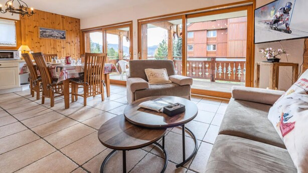Living area - Comfortable Apartment Near the Village (Huez)