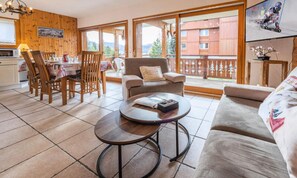 Living area - Comfortable Apartment Near the Village (Huez)