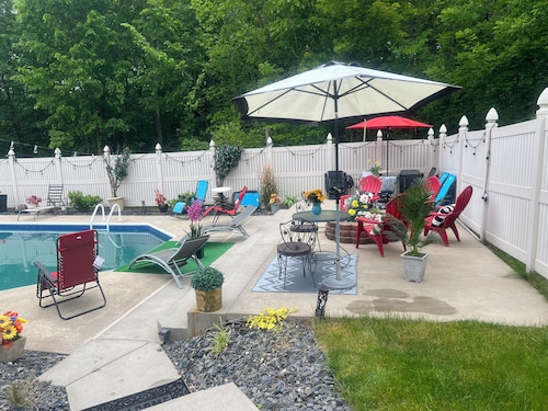 Charming 4-bedroom house with fitness room and AC in New Castle.